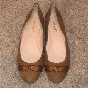 Size 7 NINE WEST tan flats with bow detail